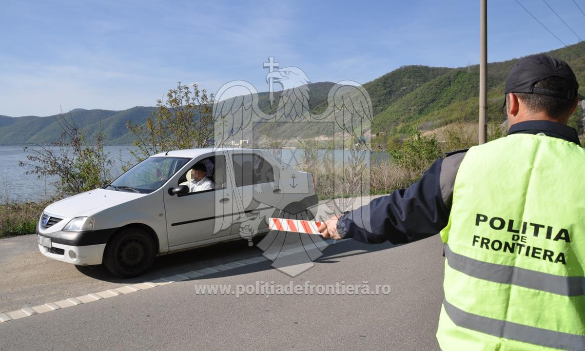 7 migranți au încercat să treacă ilegal frontiera cu două taximetre