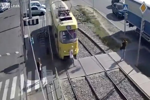 A traversat o linie de tramvai fiind atentă la telefon și s-a petrecut o tragedie. VIDEO