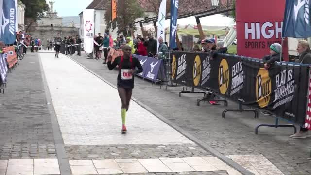 Maraton în Alba Iulia: doi kenyeni s-au rătăcit, au alergat în plus, dar tot au câștigat