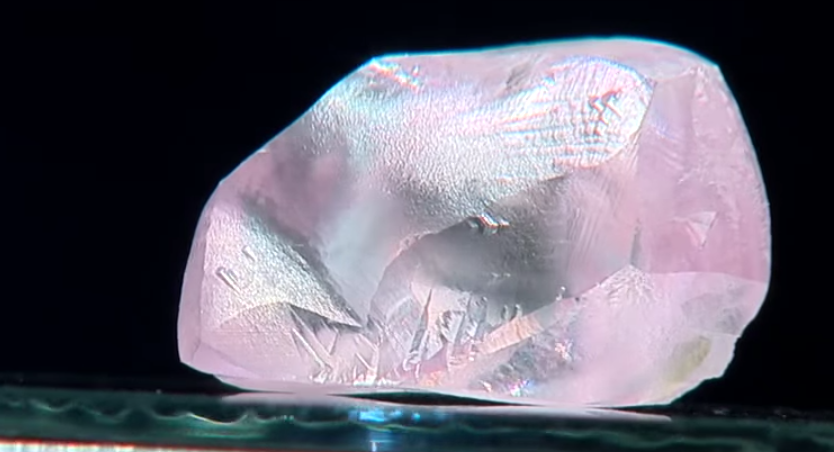 Diamantul roz care ar putea deveni „cel mai scump din istoria” unei companii