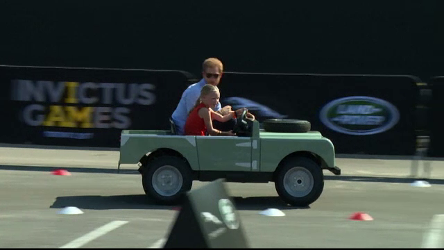 Prințul Harry a condus, alături de o fetiță, un SUV în miniatură