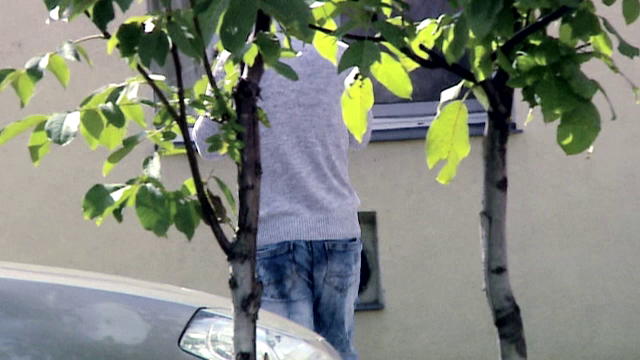 Bărbat băut, reținut după ce a bătut patru oameni și a avariat doua mașini