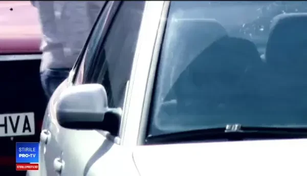 Bărbat băut, reținut după ce a bătut patru oameni și a avariat doua mașini