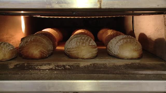 Un român mănâncă în medie pe zi 7 felii de franzelă. Câţi îşi fac pâinea acasă