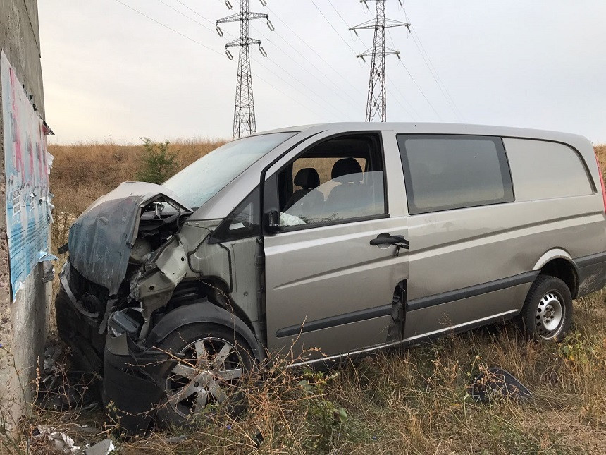 Un bărbat fără permis a murit după ce a intrat cu maşina într-un cap de pod