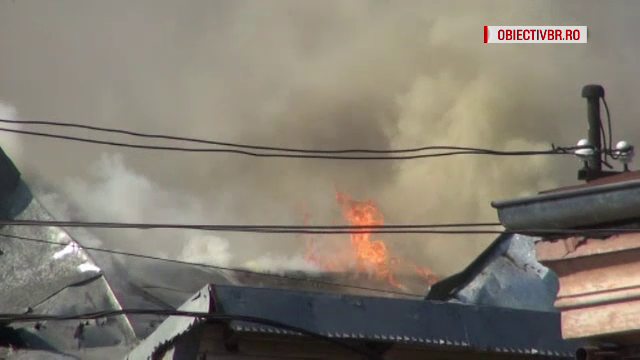 Șase case au fost afectate de un incendiu puternic, care a izbucnit în podul uneia dintre locuinţe