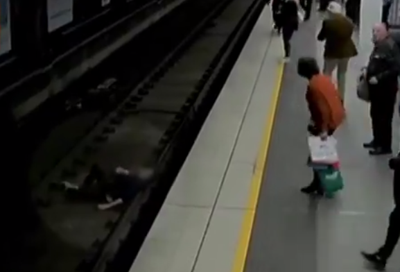 Un bărbat a leșinat la metrou și a căzut pe șine. Ce au făcut martorii. VIDEO