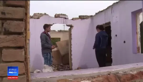 Au rămas fără casă, după ce, în prag de nuntă şi botez, un incendiu le-a mistuit locuinţa