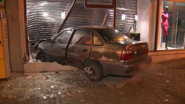 Un şofer a intrat cu maşina în vitrina unei bijuterii, în Arad