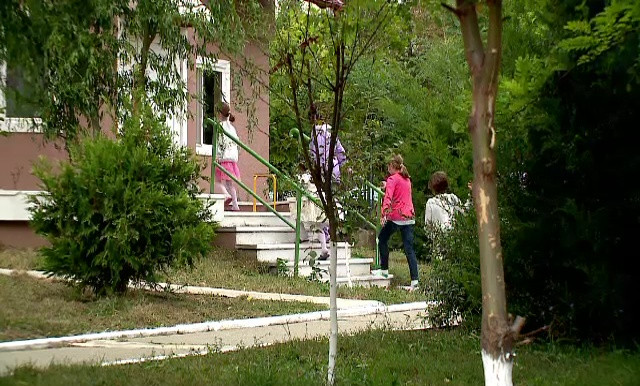 150 de centre de plasament vor fi închise. Ce îi așteaptă pe 19.000 de copii