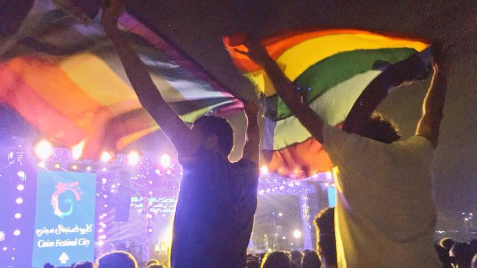 Șapte persoane, arestate în Egipt, după ce au venit cu un steag LGBT la un concert