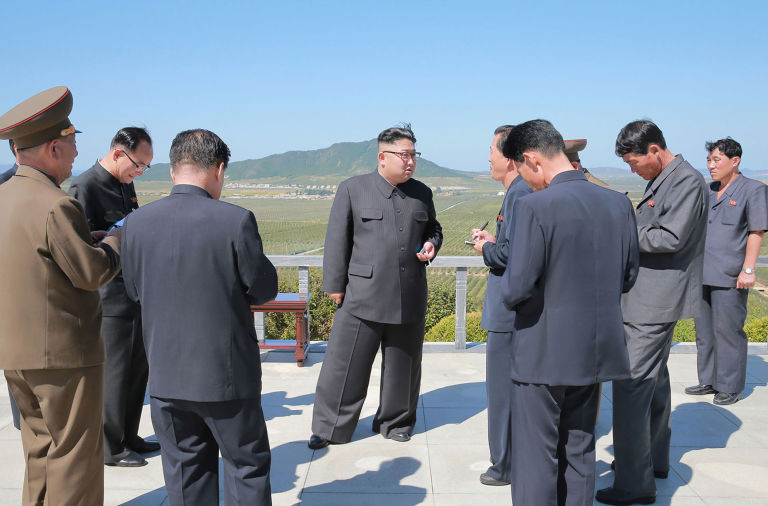 Presa internațională, uimită și amuzată de pantalonii purtați de Kim Jong-Un. ”Poți trage o rachetă prin ei”