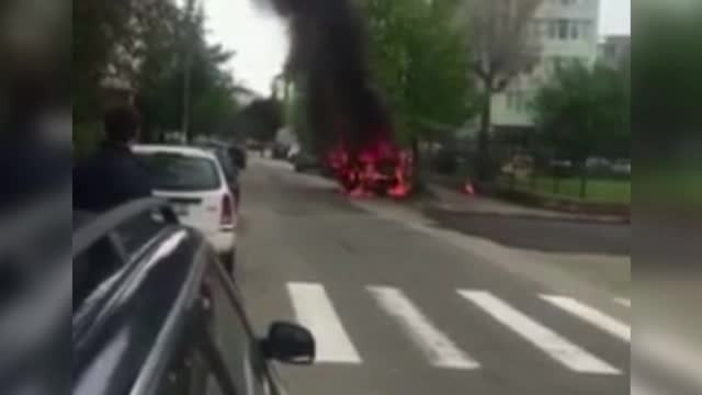 Un taximetru a ars în totalitate şi a provocat panică în Baia Mare