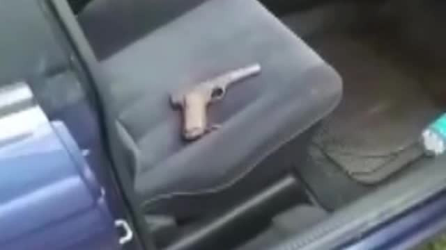 Un tânăr din Craiova, prins în flagrant când vindea un pistol. Cât cerea pe armă