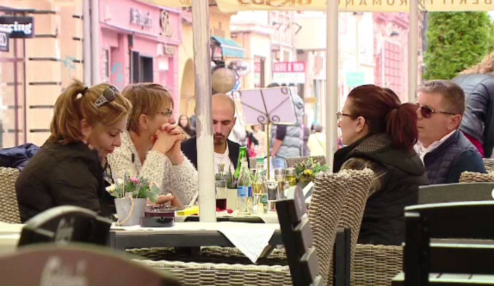 Plata cu cardul reduce tot mai mult bacșișurile ospătarilor români