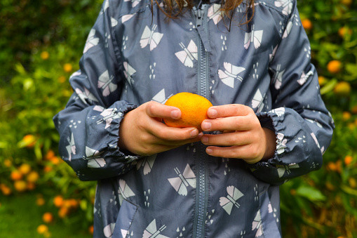 O fetiță de 12 ani a murit după ce a mâncat o mandarină