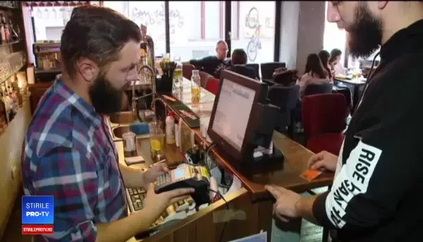 Plata cu cardul reduce tot mai mult bacșișurile ospătarilor români