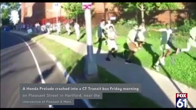 Un autobuz din SUA, la un pas de o tragedie după ce a fost lovit de o mașină