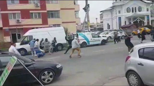 19 persoane reţinute şi 7 percheziţii după bătaia între clanuri de romi rivale, la Bascov