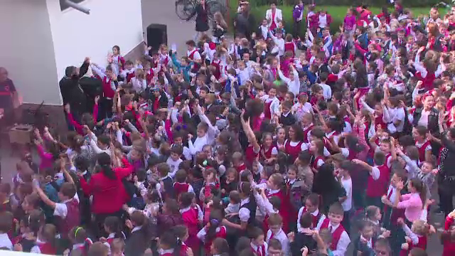 Sute de elevi din Galați au organizat un flashmob pentru a își ajuta un coleg