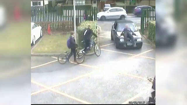 Șofer condamnat la zece luni de închisoare, după ce a luat un profesor pe capotă