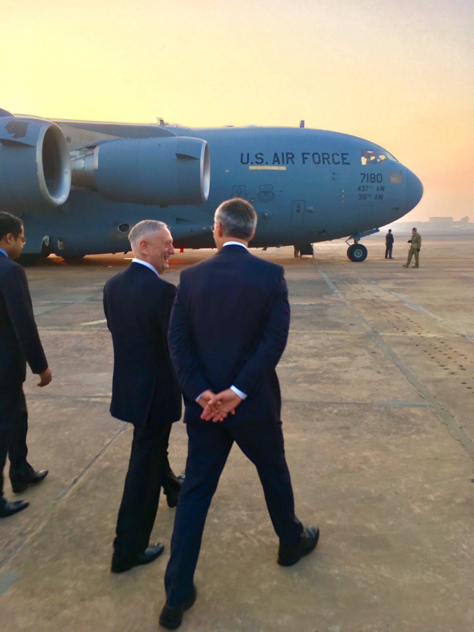 Jim Mattis pe aeroportul din Kabul
