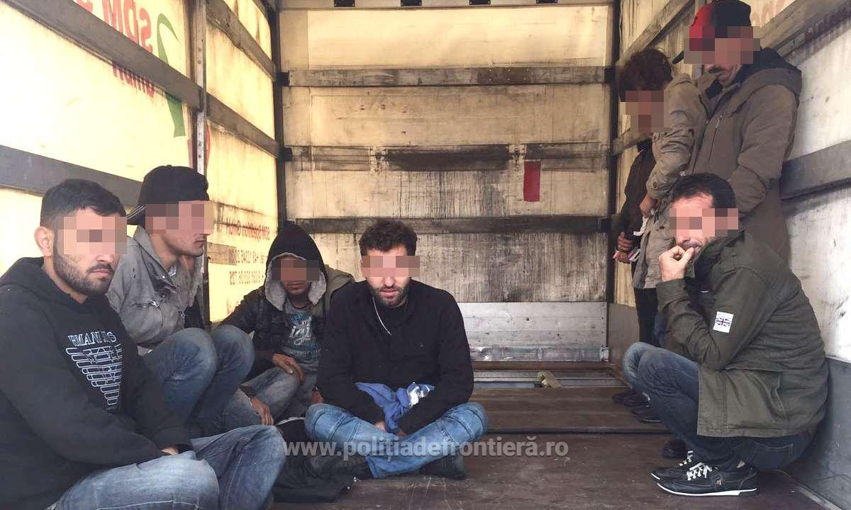 Migranţi irakieni prinşi la frontieră, într-un camion cu fund dublu
