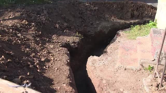 Săpau un şanţ în faţa casei când au dat peste oseminte umane