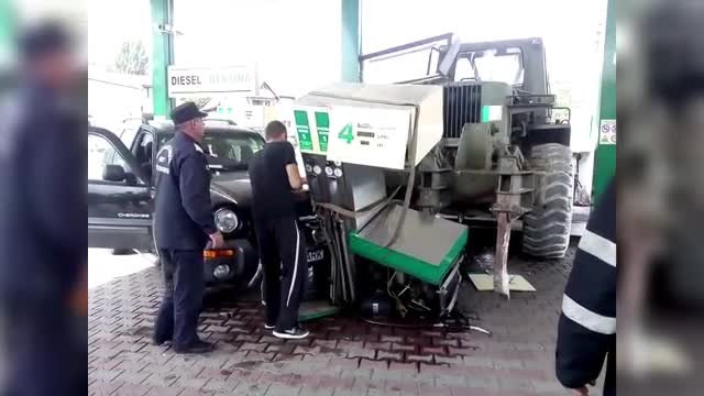 Un utilaj s-a prăbuşit peste o benzinărie şi era să producă o explozie