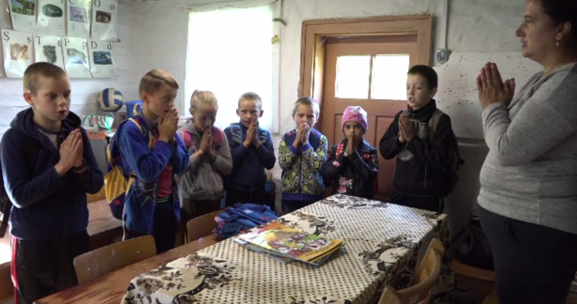 Cea mai mică școală din România. Cei 10 elevi merg zilnic pe jos 4 ore până la ea