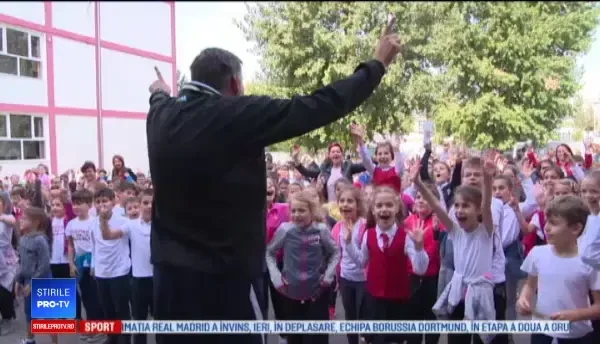 Sute de elevi din Galați au organizat un flashmob pentru a își ajuta un coleg