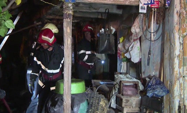 Un bătrân din Gorj a rămas pe drumuri, după ce casa i-a ars din cauza unei sobe