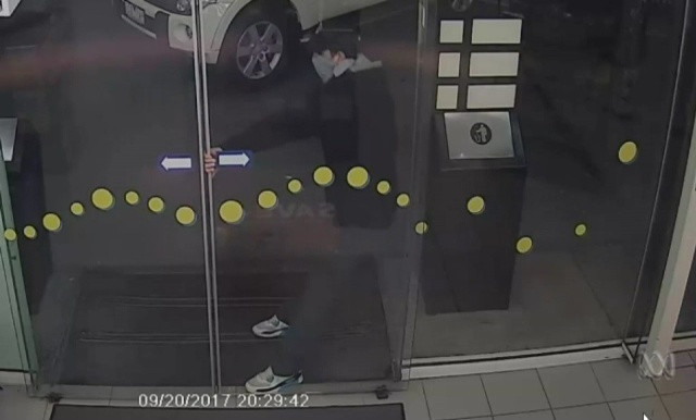 Aventurile unui hoț din Australia cu ușile automate de la o benzinărie