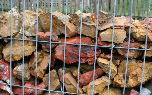 O maramureșeancă și-a construit gardul din pietre semiprețioase. Unde le-a găsit