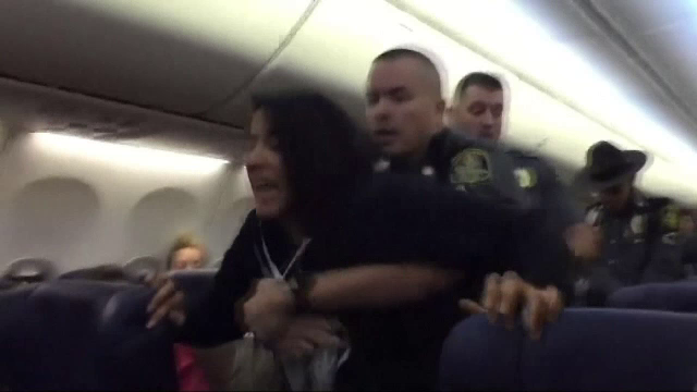 Pasageră debarcată cu forța din avion, din cauza unei alergii