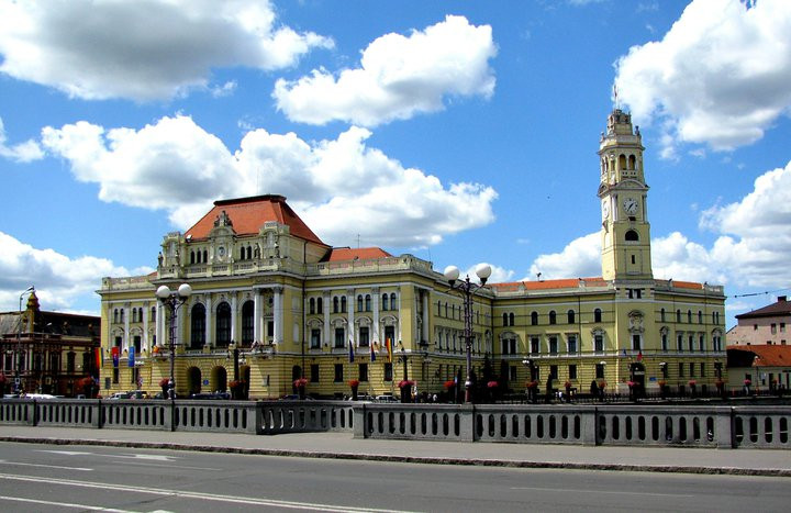 Informații de interes în maghiară și plăcuțe bilingve, în Oradea