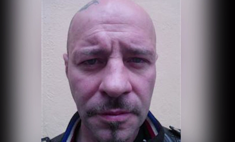 Acest bărbat este căutat de poliția din toată țara. Care este motivul