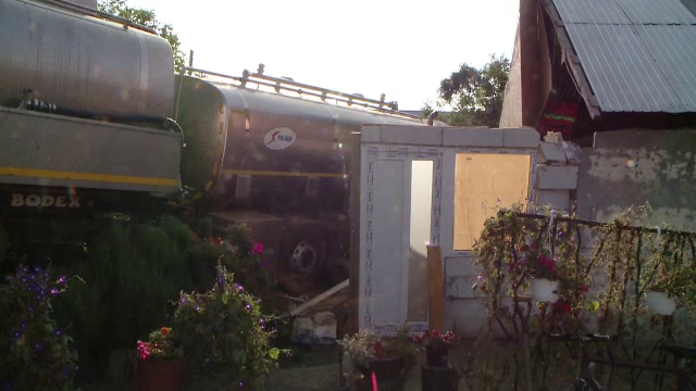 Şoferul care a intrat cu o autocisternă într-o casă din Iaşi s-a predat. Ce a declarat