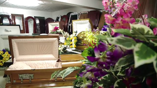 Prevederile legale care schimbă ritualul înmormântării. Ce amendă riscă românii care nu le respectă