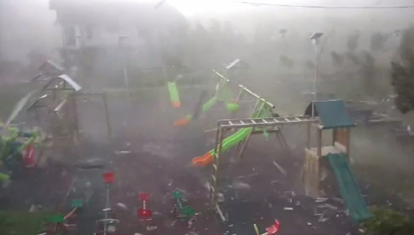 Noi imagini cu furtuna devastatoare din Vestul țării. Loc de joacă, distrus în 2 minute