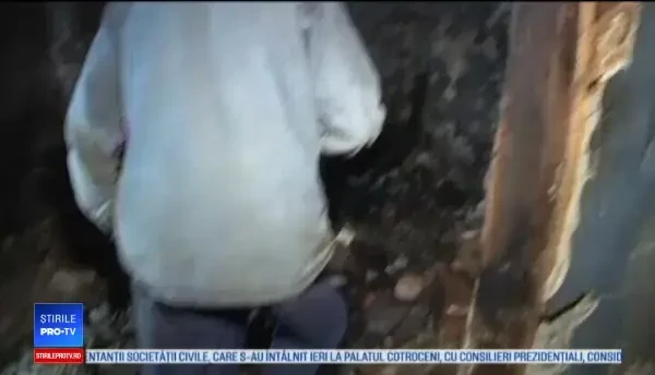 Un bătrân din Gorj a rămas pe drumuri, după ce casa i-a ars din cauza unei sobe