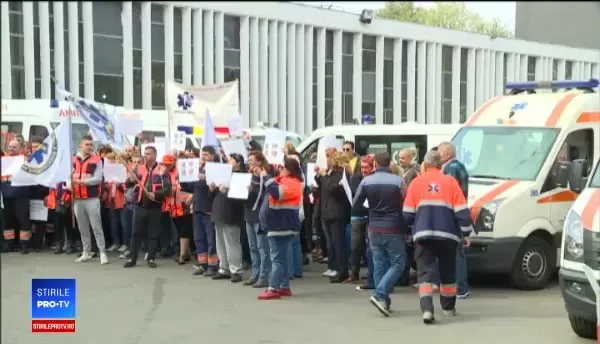 Angajaţii serviciului de ambulanţă amenință cu greva generală. Proteste în mai multe județe