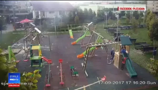 Noi imagini cu furtuna devastatoare din Vestul țării. Loc de joacă, distrus în 2 minute