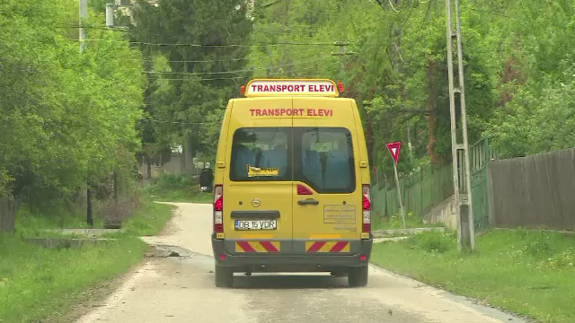 Elevii care au școala într-o altă localitate vor primi de la stat banii pentru transport