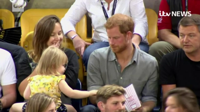 Reacția prințului Harry după ce o fetiță îi ”fură” popcorn