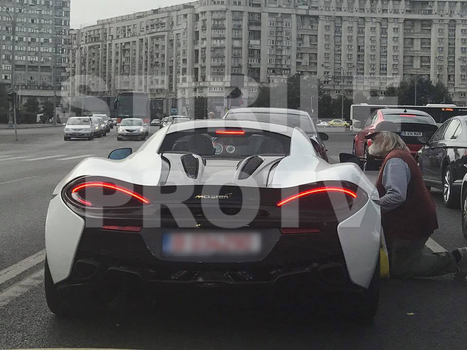 Denis Alibec, abordat în bolidul de 170.000 de euro de un cerșetor. Câți bani i-a dat