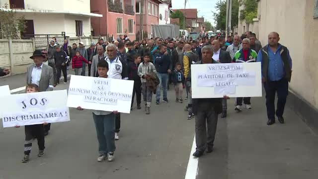 Protest în Târgu Jiu, după ce autorităţile au descis să închidă târgul de haine vechi. "Jos rasismul!"