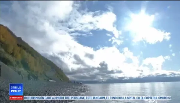 O balenă eșuată a devenit principala atracție turistică de pe o plajă din Alaska