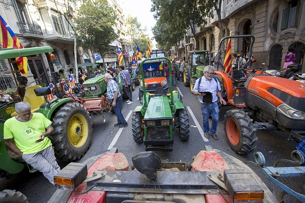 Pregătiri pentru referendumul din Catalonia. Coloane de tractoare apără secțiile de vot