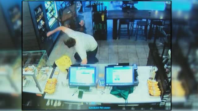Scene dure într-o cafenea americană. Un client pune la pământ un individ care voia să jefuiască